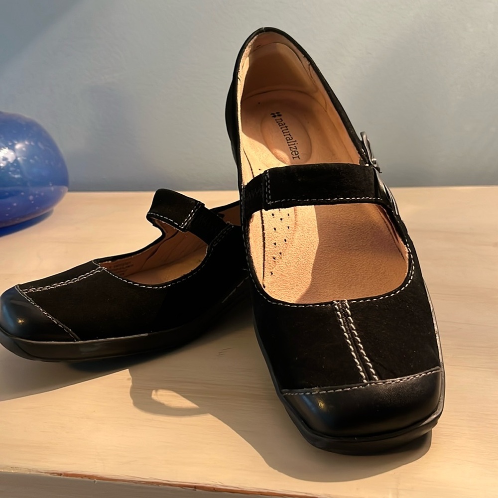 Women’s size 9 Naturalizer Suede Flat shoes